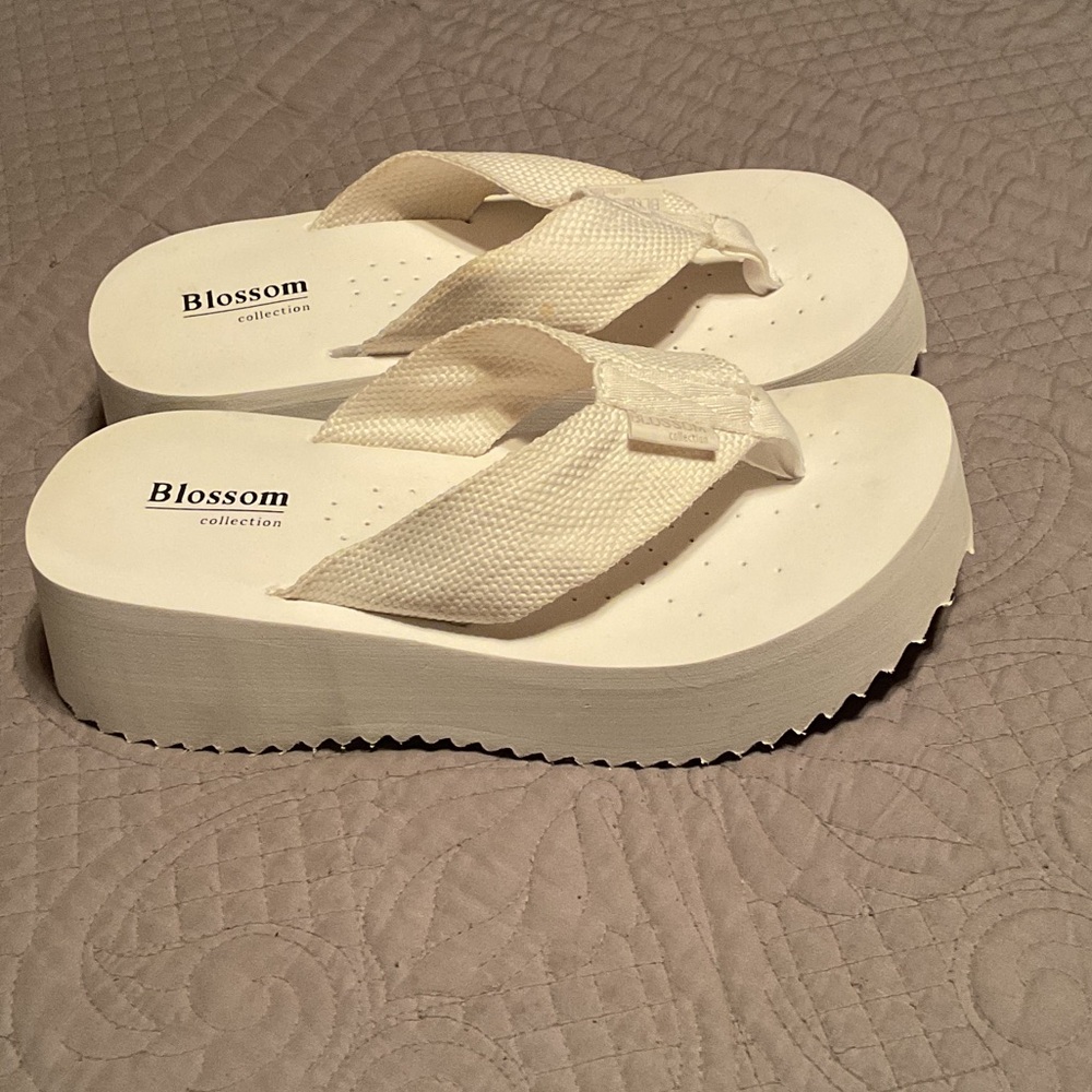 De Blossom Collection Women's White Platform Sandals